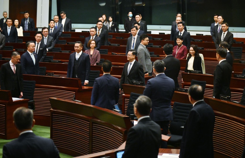 不少議員在會議上就宏福苑火災善後工作發言及建言獻策。