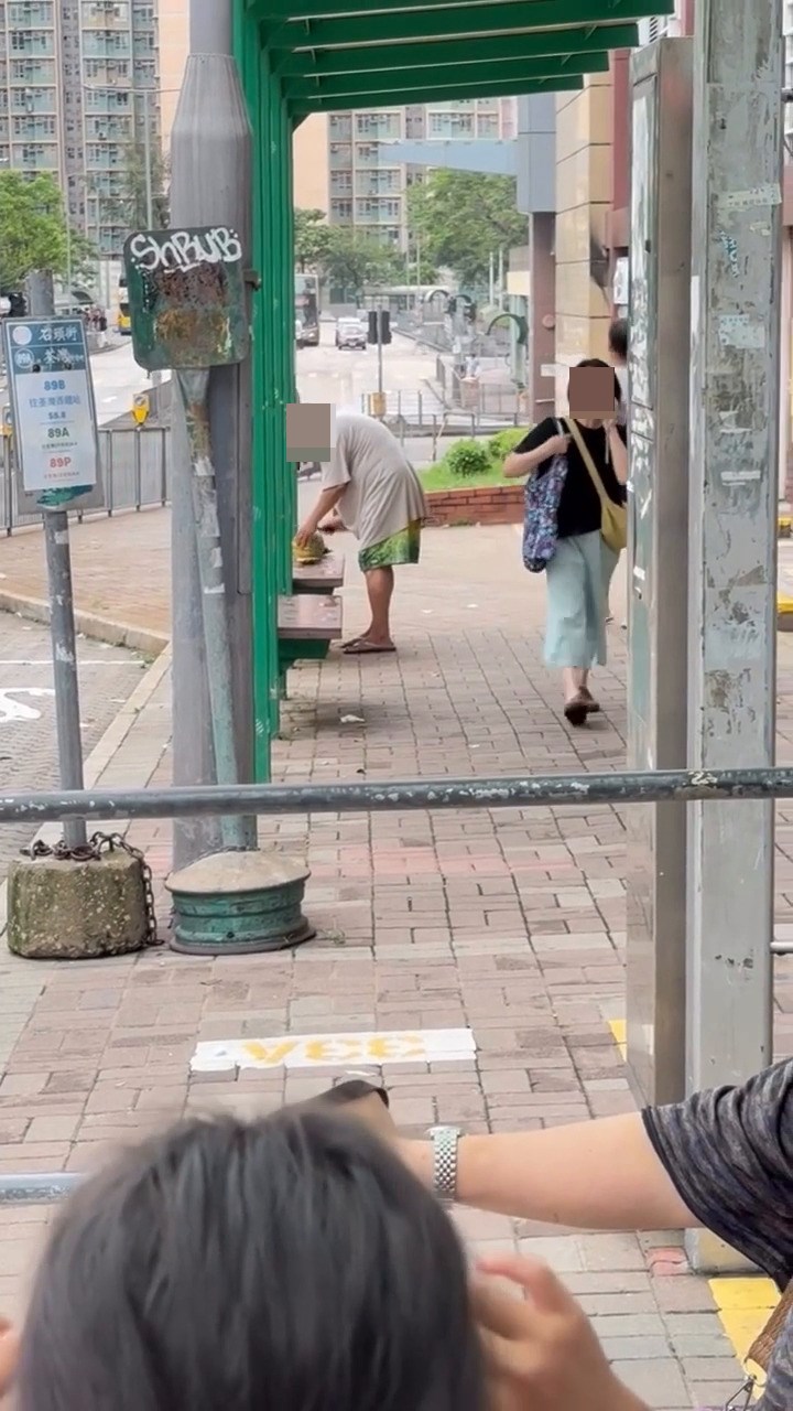短片長約12秒，開始時已見到拿著長刀的大 叔在車站座椅上，用心地以不同角度切西瓜。Threads截圖