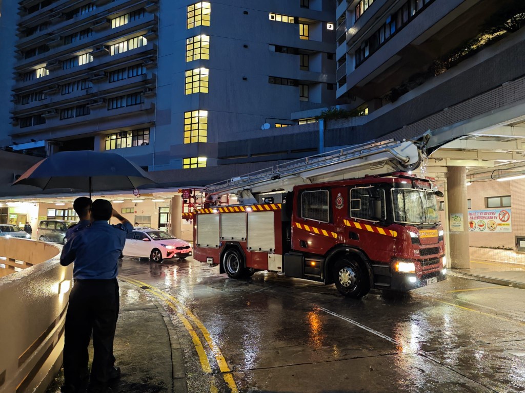 消防車升降台撞毀醫院簷蓬。