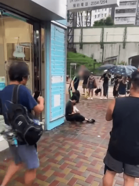 車長坐在行人路上，向施襲男子大喊「你無走呀」。FB：馬路的事討論區