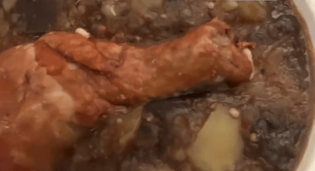 貴州男拍片稱外賣雞髀飯驚現「活蛆亂舞」。
