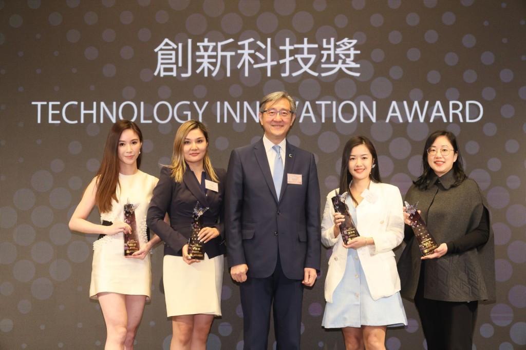 「創新科技獎」得獎者：(左起) 何倍倩、麥懿睿、任景信先生 JP、龔倚澄、謝凱澄