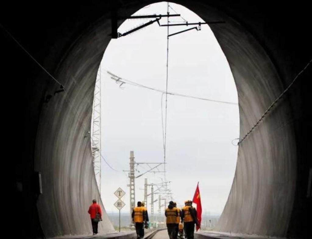 復興號動車組有望7月1日起，在青藏鐵路西寧至格爾木段運行。（中國鐵路微信公眾號）