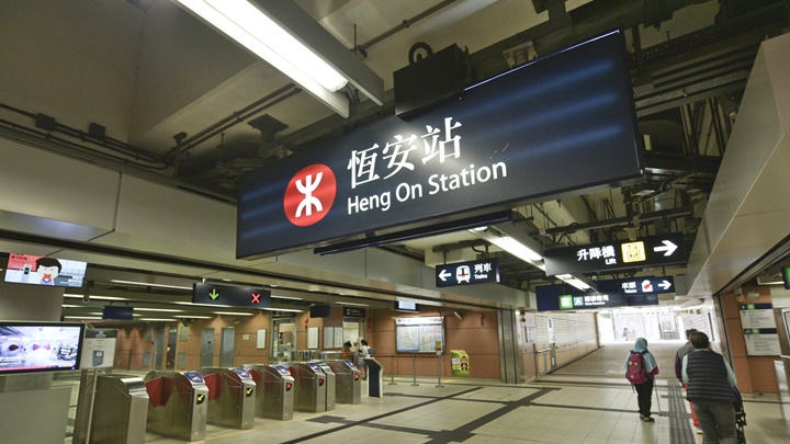 港鐵一名外判清潔工初步確診。資料圖片