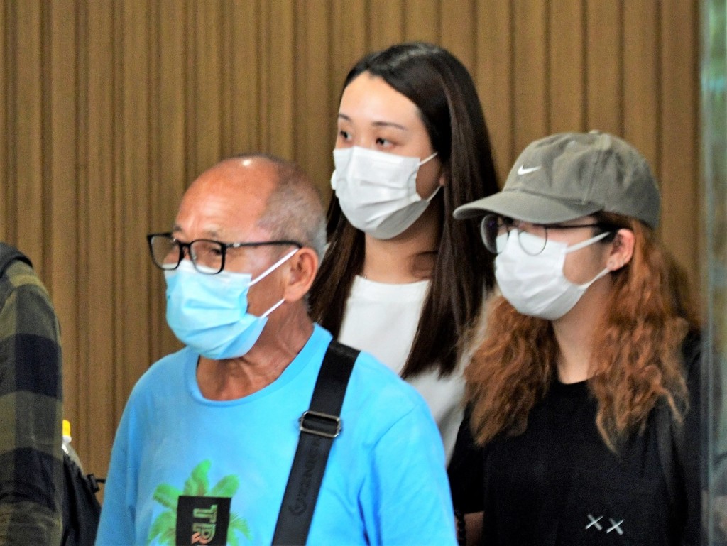 陳彥霖母親何姵誼(中)。資料圖片