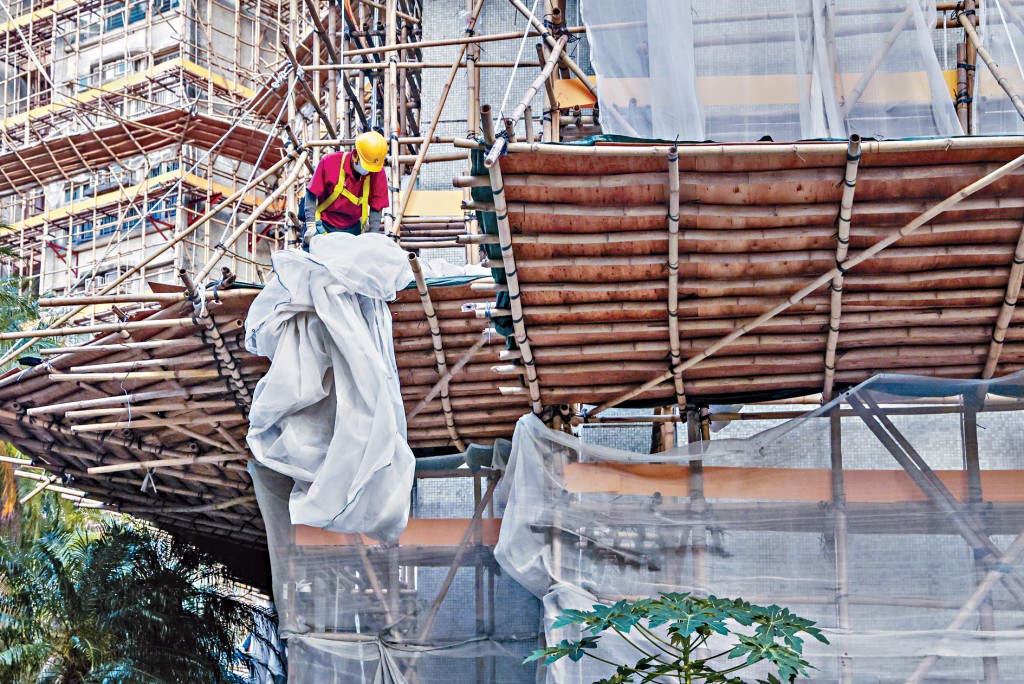 宏福苑大火後，政府下達「拆棚網令」，行業面臨的後續挑戰仍未平息。