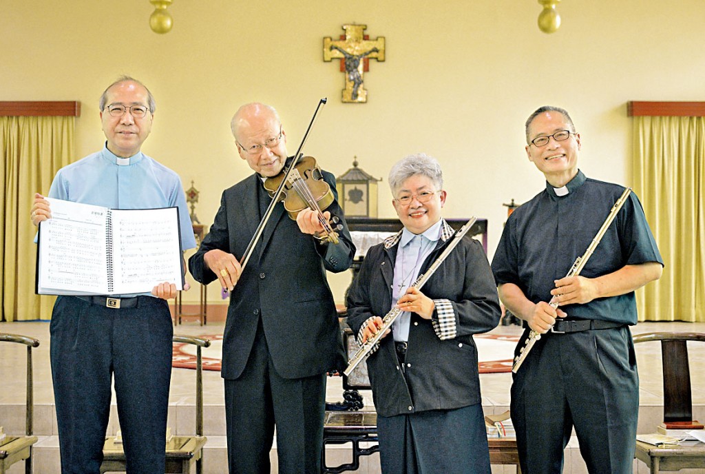 （左起）天主教香港教區輔理主教夏志誠、天主教香港教區宗座署理湯漢樞機、德望學校校監阮嫣玲修女，及聖方濟各堂主任司鐸譚永明神父，共同參與拍攝音樂短片。