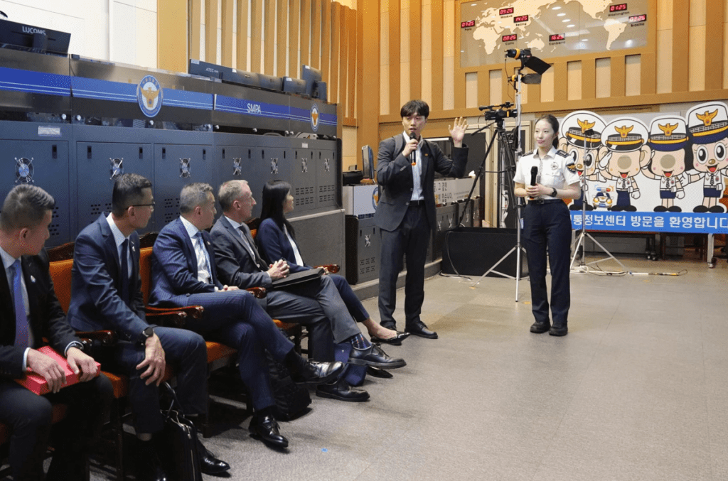 警務處處長周一鳴（前排左三）於7月28日及29日率領警隊代表團訪問韓國首爾。圖示周一鳴（前排左三）及代表團在7月28日到訪韓國國家警察廳人力資源發展學院，了解韓國警方在警務人員培訓及專業教育方面的最新發展。警方提供