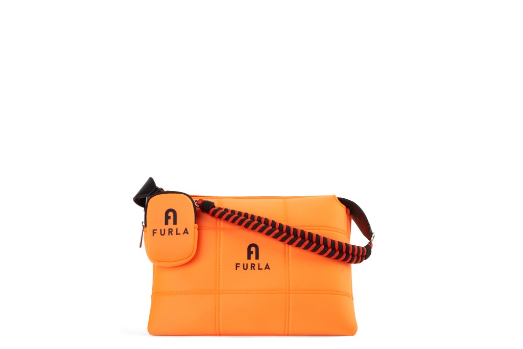 螢光橙色潛水面料配雙色 Scoubidou梭織肩帶的Furla Piuma中型號手袋/$3,390。