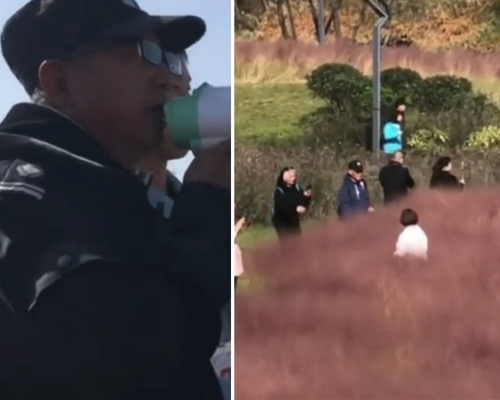 保安人員張福運拿著「大喇叭」，阻止遊客入草叢。微博影片截圖