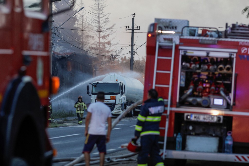 第一次爆炸后，大火蔓延至两个油灌以及附近的一栋房屋，导致方圆700米内的居民疏散，交通受阻。路透社