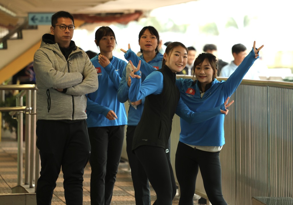 女子接力隊成員（前排右起）負責第一棒的陳佩琦、今日休戰的梁筠宜、負責第四棒的江俊淇（後排右一）及第三棒的李紫桃