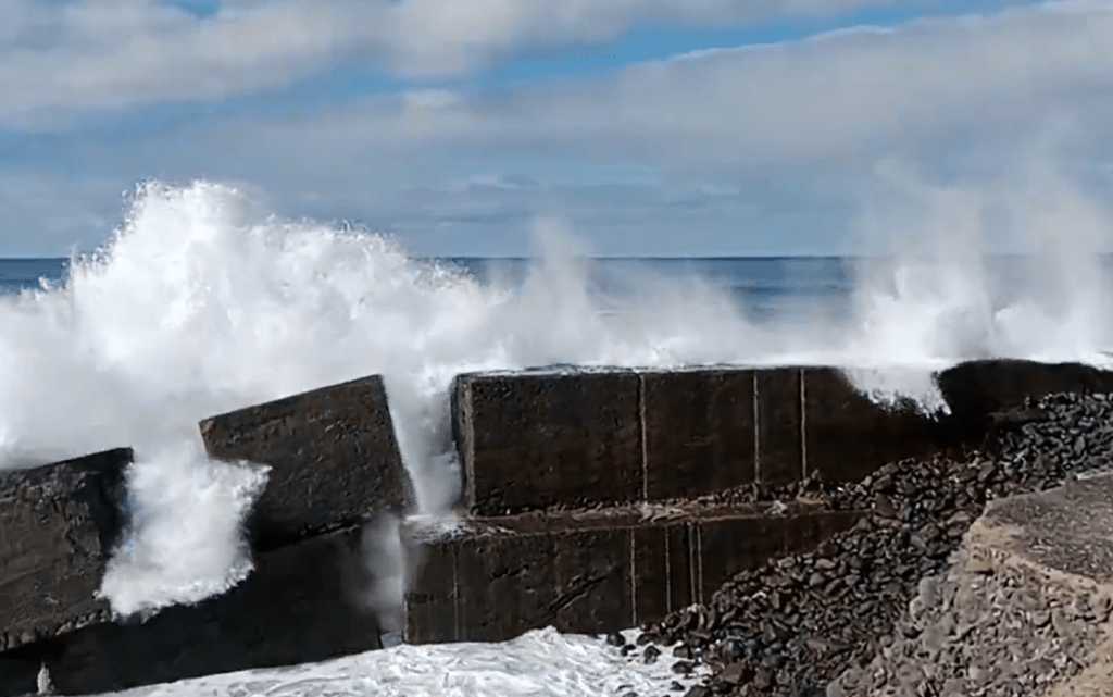 海浪越過防波隄。X@el_guayota