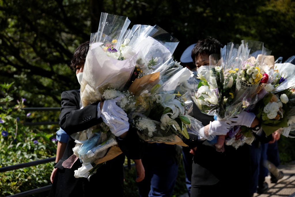 前首相安倍晋三举行国葬将在日本武道馆举行，工作人员正准备花束。路透