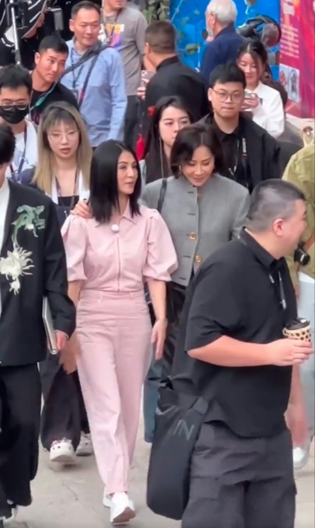 劉嘉玲搭着楊采妮的肩膊，有說有笑。