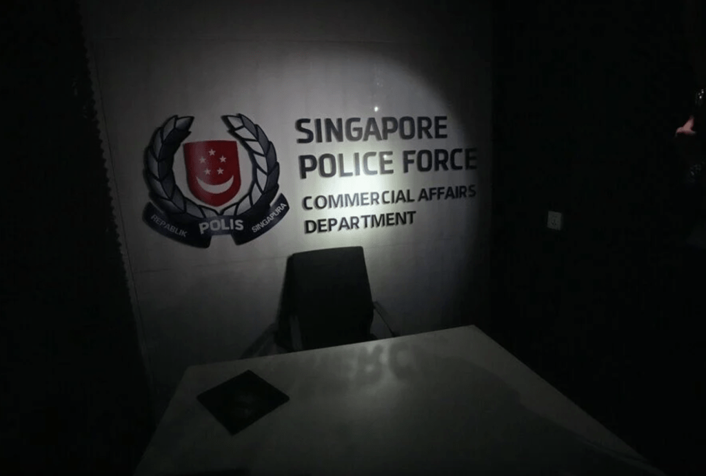記者進入辦公區後,發現部分房間被布置成外國執法部門辦公室,其中一處掛有「新加坡警察部隊商業事務局」(Singapore Police Force Commercial Affairs Department)字樣及相關標誌。美聯社 記者進入辦公區後,發現部分房間被布置成外國執法部門辦公室,其中一處掛有「新加坡警察部隊商業事務局」(Singapore Police Force Commercial Affairs Department)字樣及相關標誌。美聯社