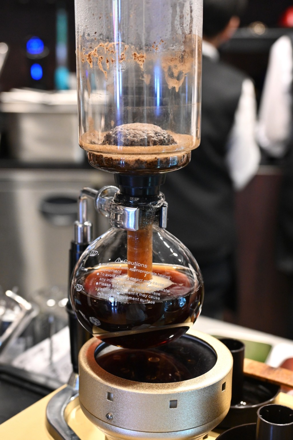 虹吸咖啡，招牌手沖虹吸咖啡，凸顯焙煎咖啡豆的最佳風味。客人可自選咖啡杯，喝起來分外甘醇美味。