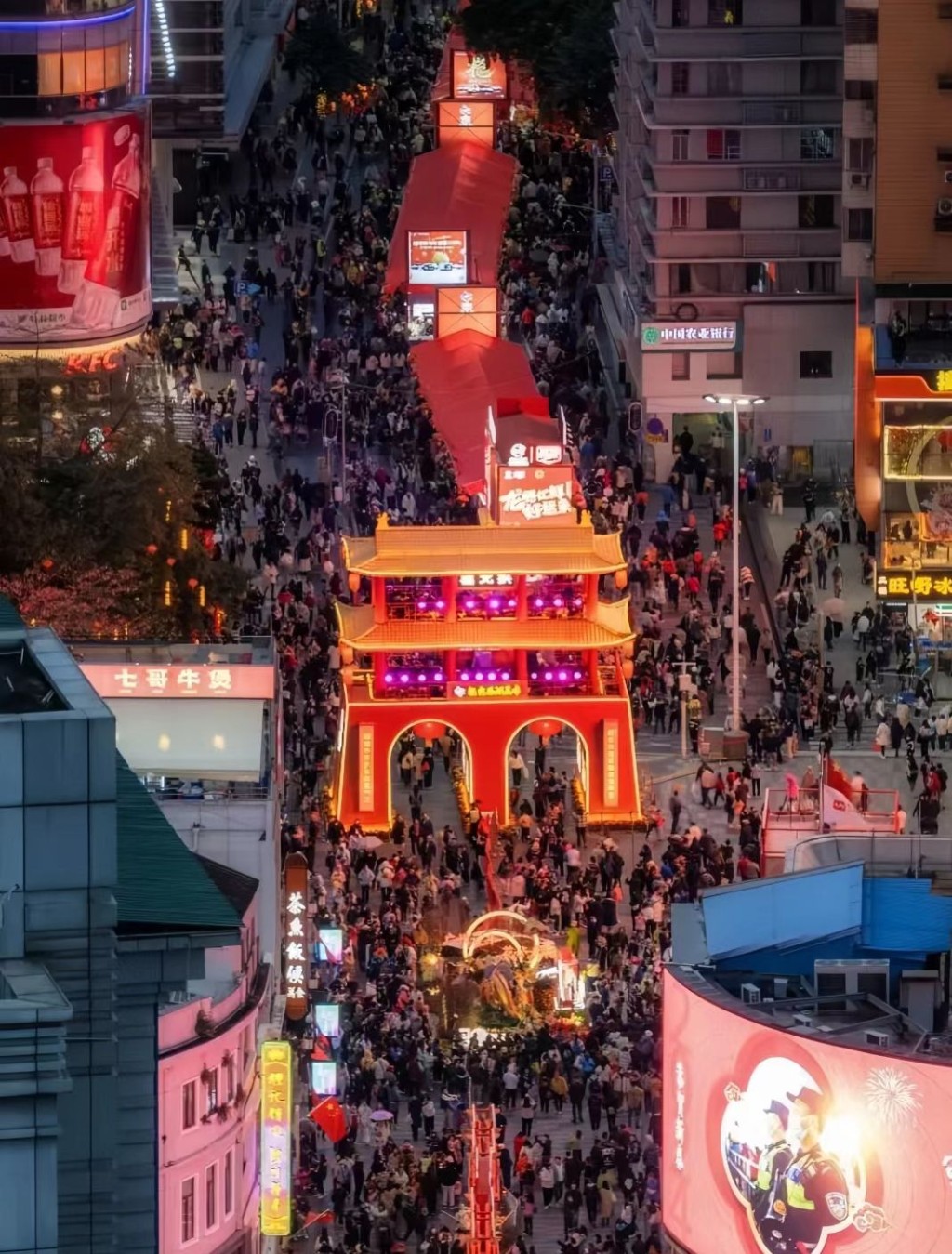 廣州辦年貨好去處2025｜1. 越秀區花市 西湖花市歷史悠久，被推薦列入國家級非物質文化遺產代表性項目名錄，是廣州最具代表性的花市之一。（圖片來源：　考拉度假＠小紅書）