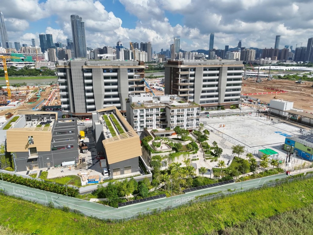 河套香港園區第一期8號濕實驗室大樓（後排左）、9號濕實驗室大樓（後排右）和人才公寓（前排右）已全面落成。 河套香港園區第一期8號濕實驗室大樓（後排左）、9號濕實驗室大樓（後排右）和人才公寓（前排右）已全面落成。