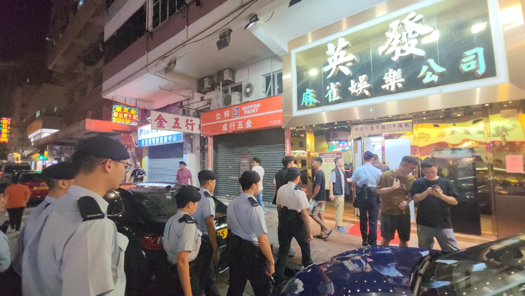 警方昨晚於深水埗區內巡查多舍娛樂場所。