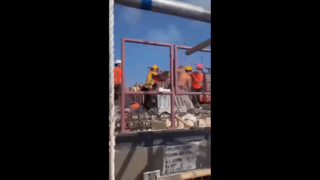 影片看到1名工人被約幾名工人按著，似乎處下風，但未幾又再挺起身，向其中一名工人衝去，但當企圖揮拳時，又被人按著，雙方拉扯僵持。