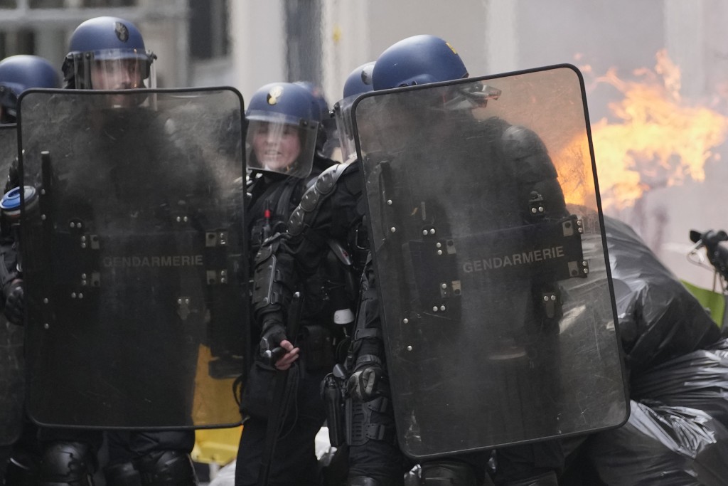 防暴警察到場驅趕，投擲煙霧彈及施催淚彈，雙方爆發多次衝突。AP