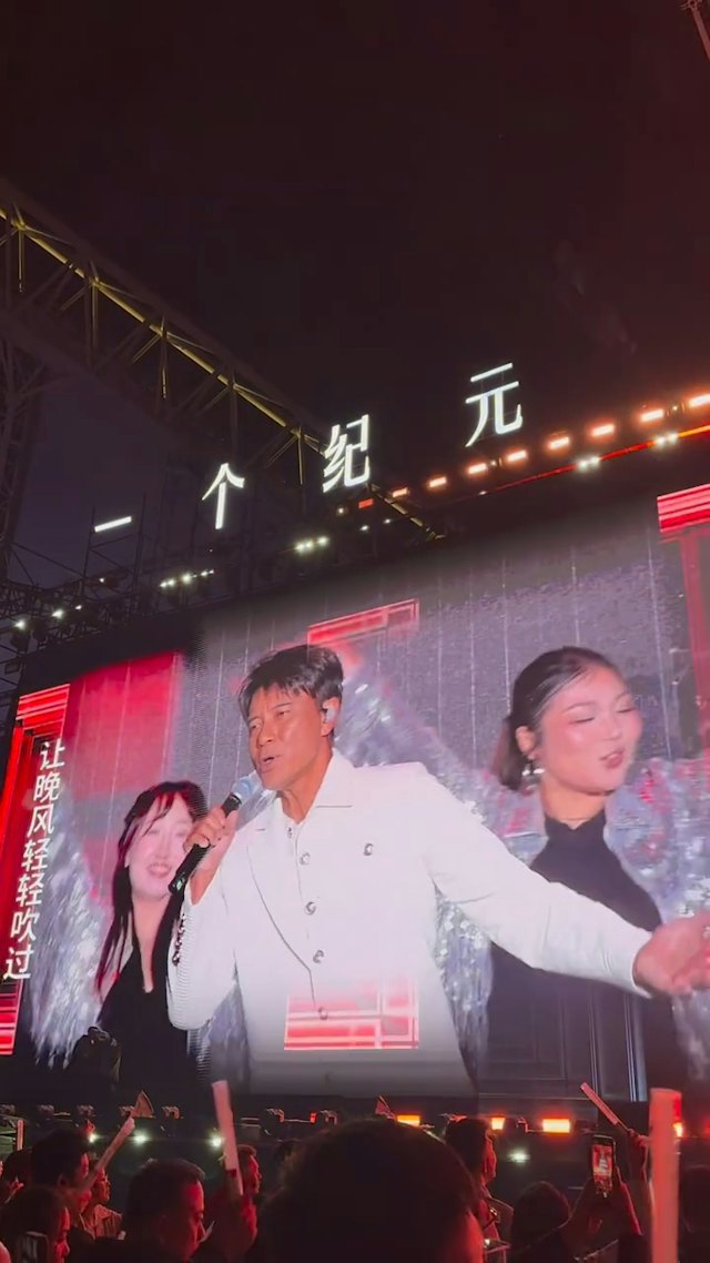 觀眾等李克勤等到凌晨。 觀眾等李克勤等到凌晨。
