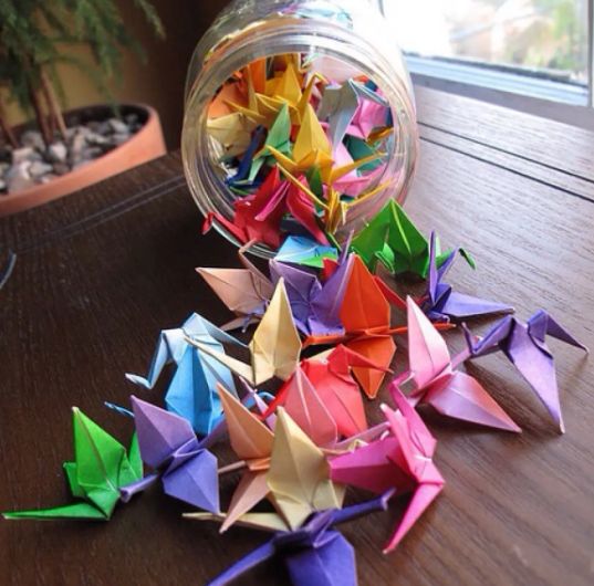 在日本文化中，向他人赠送千纸鹤有祝福、慰问之意。