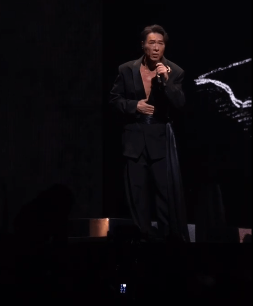許志安騷胸肌唱出〈Remeber Me〉揭開演唱會序幕。