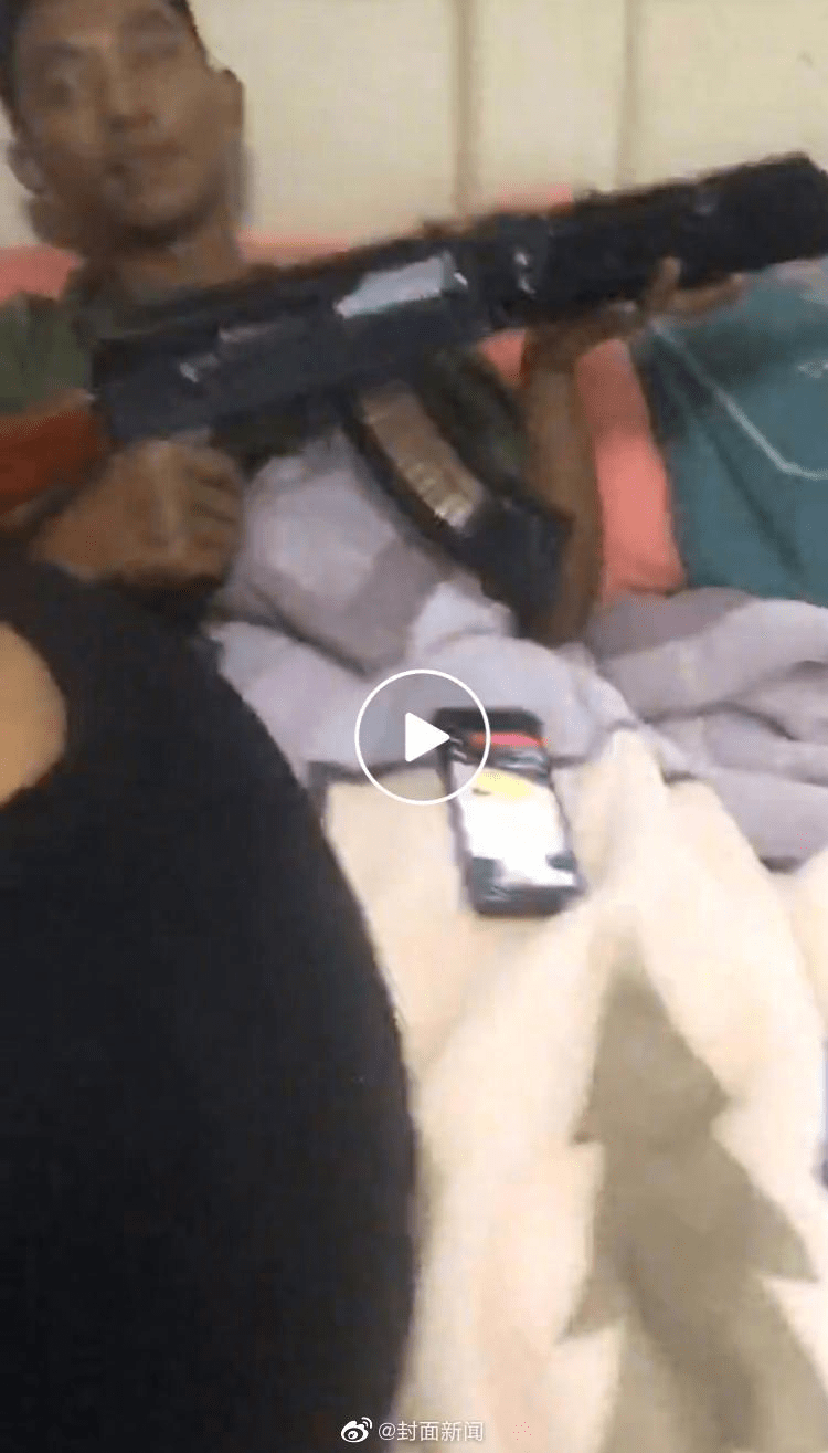 被賣至緬甸的小鄭發來的一段影片裡，出現了持槍男子。