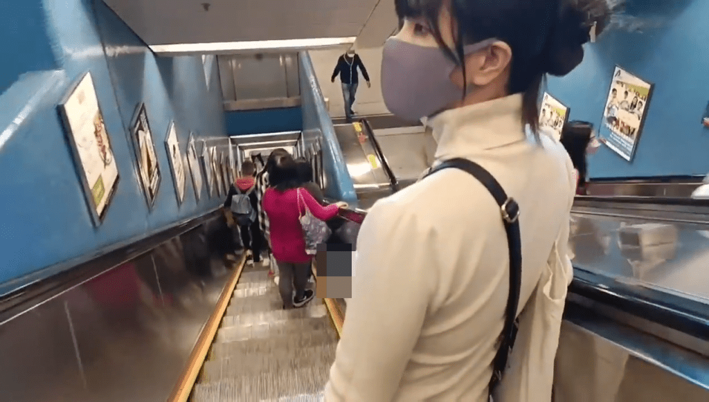 吳夢夢搭乘扶手電梯