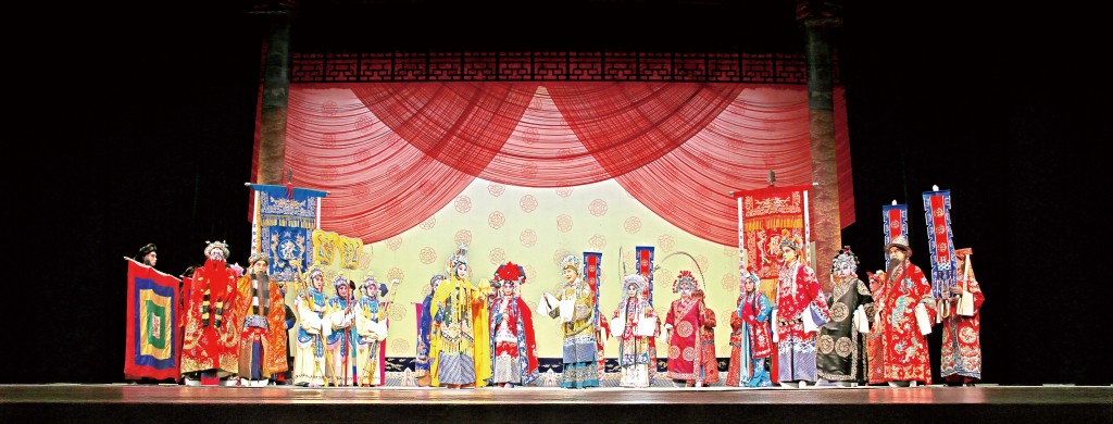 晉城市上黨梆子劇院由梅花獎得主陳素琴聯同一級演員齊素珍、鄭法根同台獻藝,高亢唱腔盡展北方戲曲豪邁韻味。 晉城市上黨梆子劇院由梅花獎得主陳素琴聯同一級演員齊素珍、鄭法根同台獻藝,高亢唱腔盡展北方戲曲豪邁韻味。