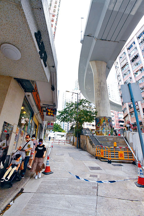 山道行車天橋橋底駁位塌石屎飛墮行人路。