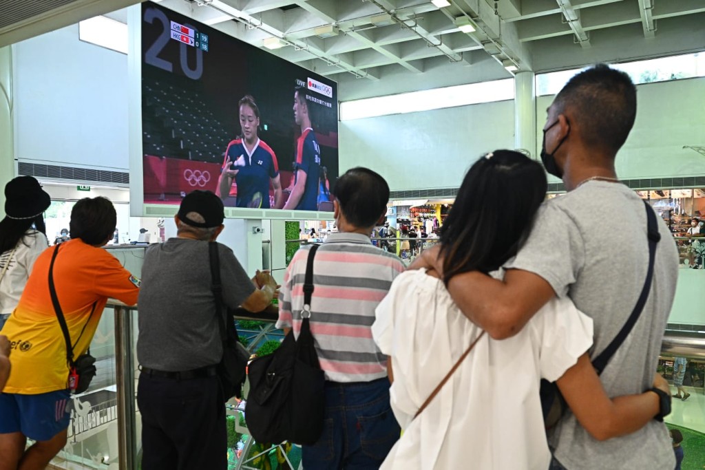 市民在大埔超級城觀賞港隊鄧俊文/謝影雪出戰的羽毛球混雙賽事。