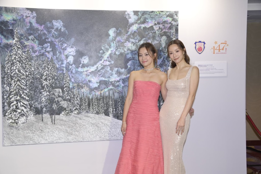 鄧麗欣同好姊妹楊愛瑾（Miki）出席「保良局周年慈善餐舞會」。