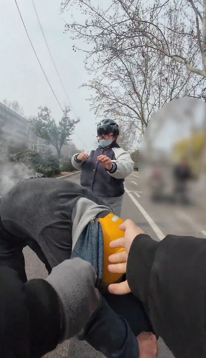 許先生協助起火騎手脫掉衣服。抖音@多哆飼養員