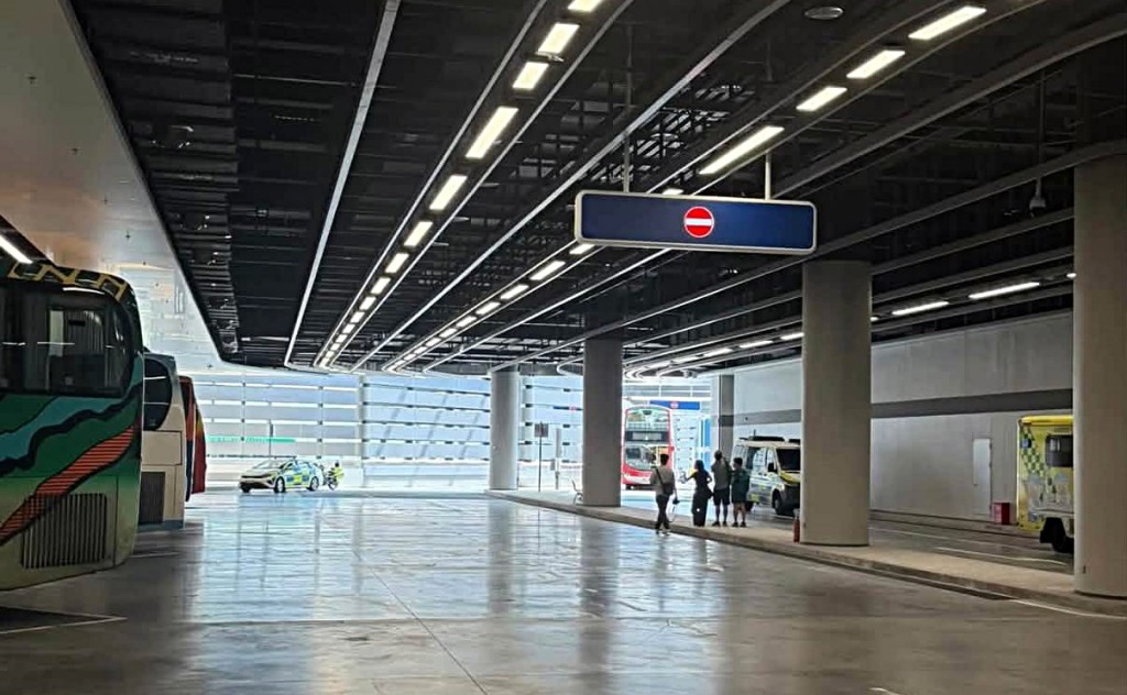 九巴行錯路駛進旅巴候車區。網圖