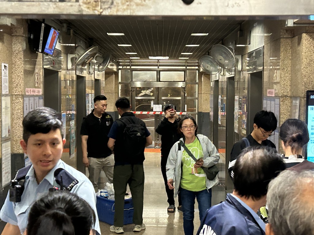 青衣長亨邨一名八旬翁墮斃，警方其後到其長宏邨宏心樓住所調查，發現屋內一名女子死亡。曾志恒攝