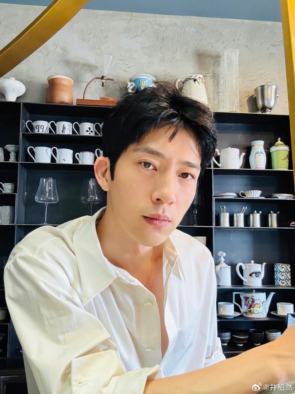 井柏然展現其文藝氣質。