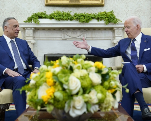 美國總統拜登在與到訪的伊拉克總理卡迪米會晤。AP圖片