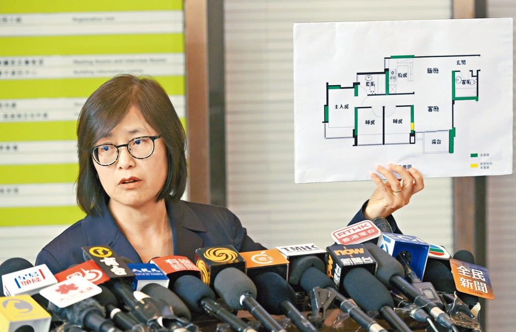 屋宇署署长余宝美展示涉事单位主力墙图则。
