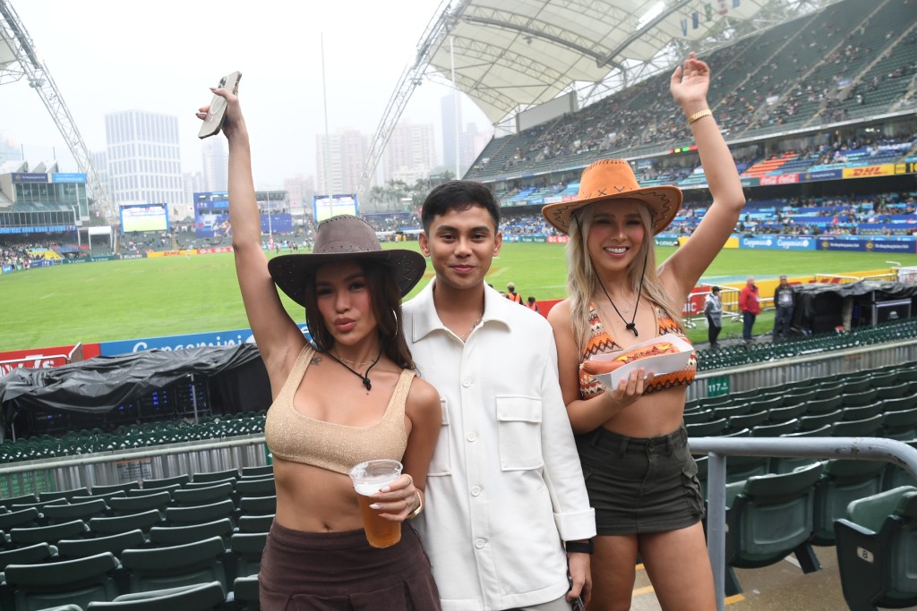 菲律宾球迷Sam，与两名女友人Rence及Megan入场，两位女友人打扮成牛仔女郎。陆永鸿、吴家祺摄