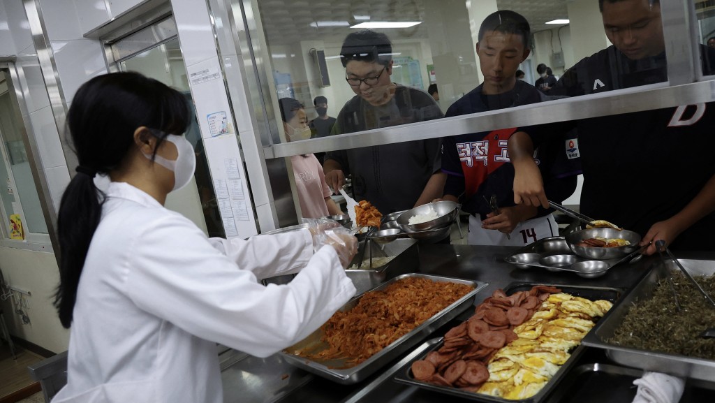 南韓供應商泡菜受污染，24校逾千師生食物中毒。 路透社示意圖