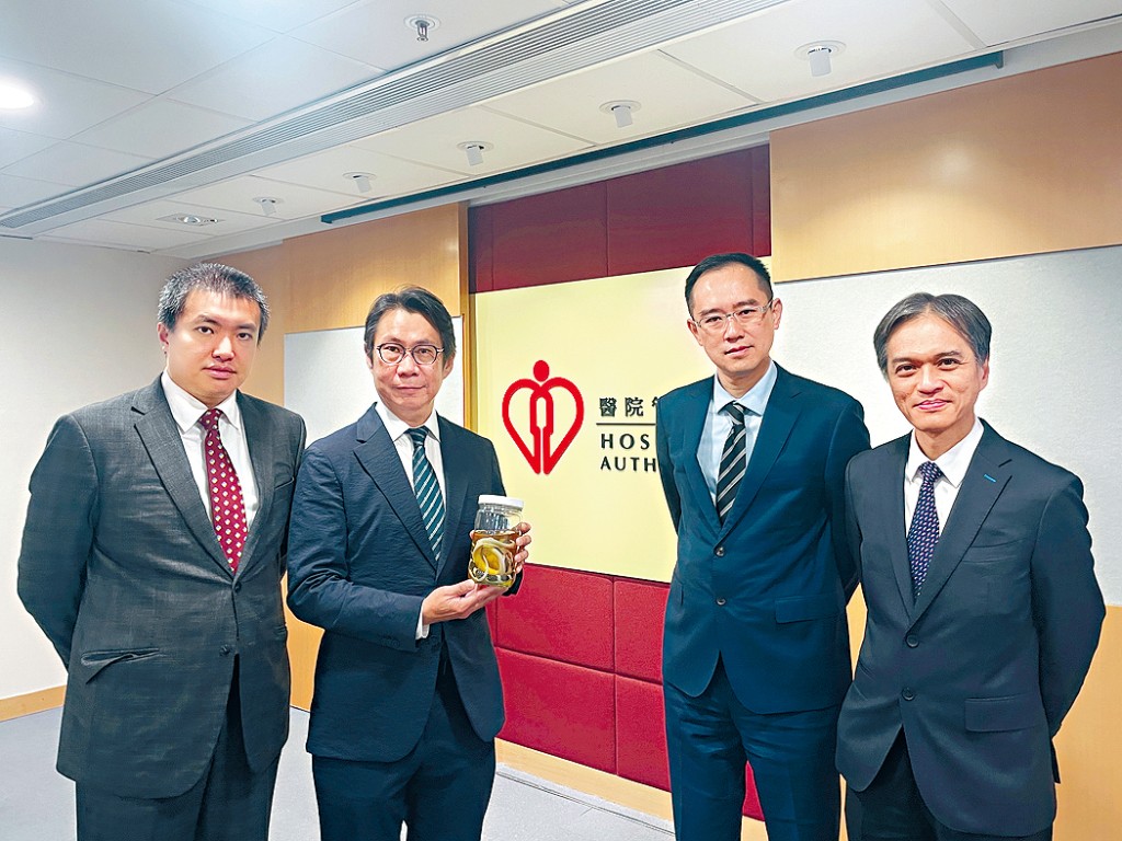 左起:香港中毒控制中心毒理學參考化驗室顧問醫生張耀君、香港中毒控制中心總監謝萬里、香港中毒諮詢中心顧問醫生陳志強、中毒治療中心顧問醫生王紹明。