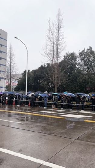 宗庆后追思会今早举行，大批民众冒雨排队进入。影片截图