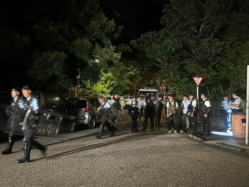 警方渔护大举搜捕流浪狗。