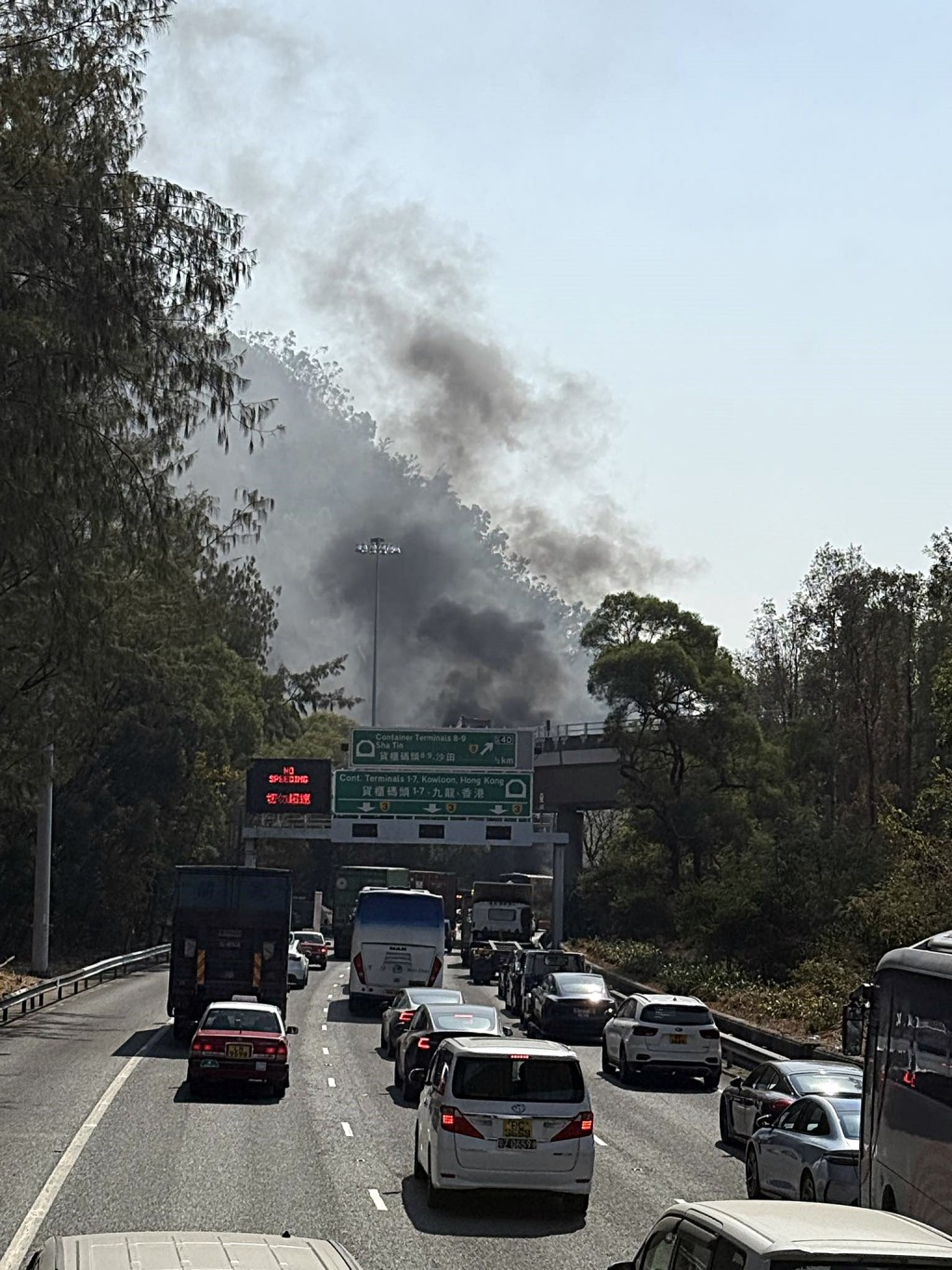 濃煙席捲半空。fb:屯門公路塞車關注組 濃煙席捲半空。fb:屯門公路塞車關注組