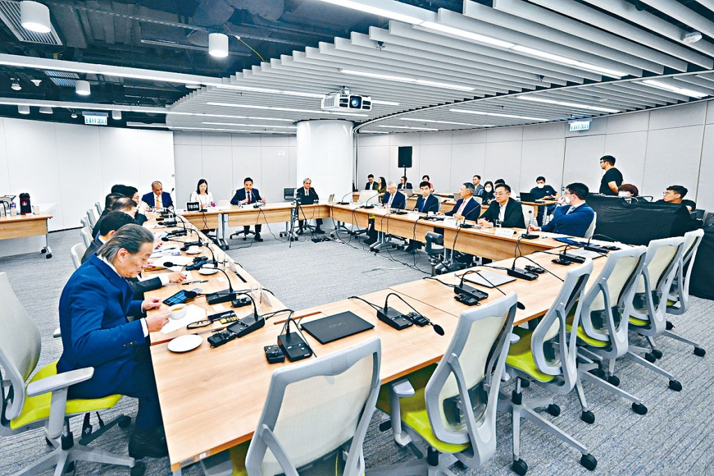 特首政策組專家組昨日在政府總部舉行首次會議,圖為經濟發展專家組。