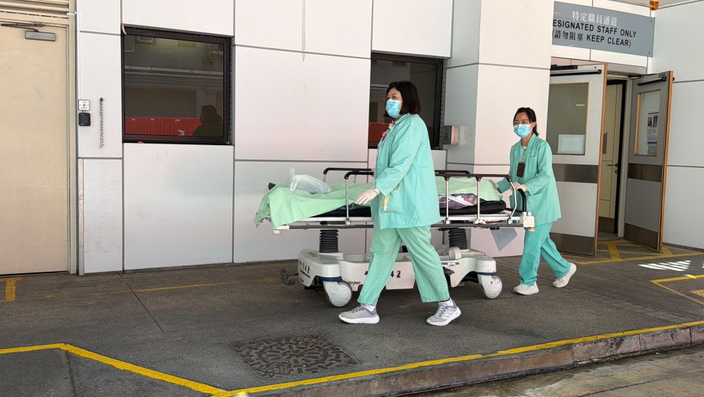 死者遺體移往殮房待驗。梁國峰攝