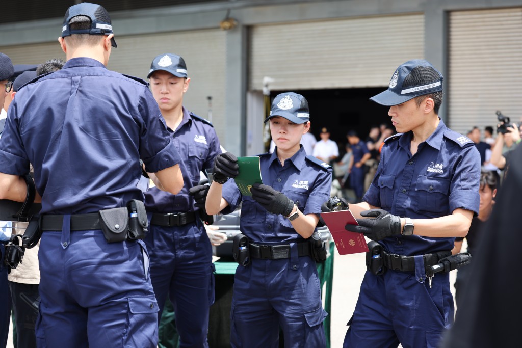跨部門反恐專責組今日下午在啟德郵輪碼頭舉行「三層防範機制」成立後首個大型跨部門反恐演習。 跨部門反恐專責組今日下午在啟德郵輪碼頭舉行「三層防範機制」成立後首個大型跨部門反恐演習。